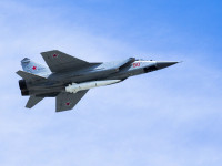 Avioni i Forcave Ajrore Ruse MiG-31K që mban raketat hipersonike me saktësi të lartë