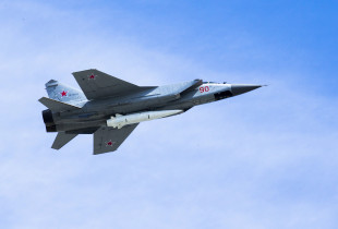 Avioni i Forcave Ajrore Ruse MiG-31K që mban raketat hipersonike me saktësi të lartë