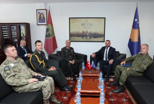 Ministri i Mbrojtjes, Ejup Maqedonci me gjeneralmajorin Subutay Adash, i cili është shef i operacioneve në Shtabin e Përgjithshëm të Forcave të Armatosura të Turqisë