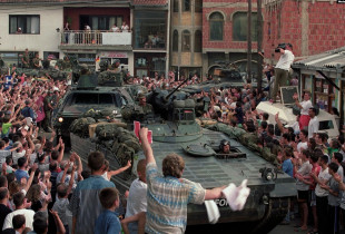 Ushtarët gjermanë të NATO-s priten si heronj nga shqiptarët e Kosovës në qytetin e Prizrenit, më 13 qershor 1999 (fotografi e Wade Goddard)