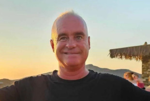 Zhduket në ishullin grek një turist amerikan, disa ditë pasi u gjet i vdekur prezantuesi britanik