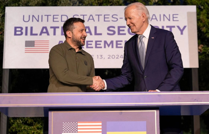 Presidenti i SHBA-së, Joe Biden dhe presidenti ukrainas Volodymyr Zelensky shtrëngojnë duart pas nënshkrimit të marrëveshjes së sigurisë në margjinat e G7-s, të enjten, 13 qershor. ( Foto: Alex Brandon)