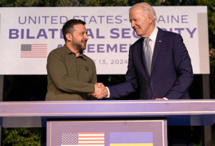 Presidenti i SHBA-së, Joe Biden dhe presidenti ukrainas Volodymyr Zelensky shtrëngojnë duart pas nënshkrimit të marrëveshjes së sigurisë në margjinat e G7-s, të enjten, 13 qershor. ( Foto: Alex Brandon)