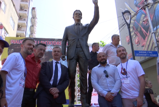 Shtatorja e ish-kryeministrit britanik Tony Blair në sheshin me emrin e tij në Ferizaj, e inauguruar të mërkurën e 12 qershorit