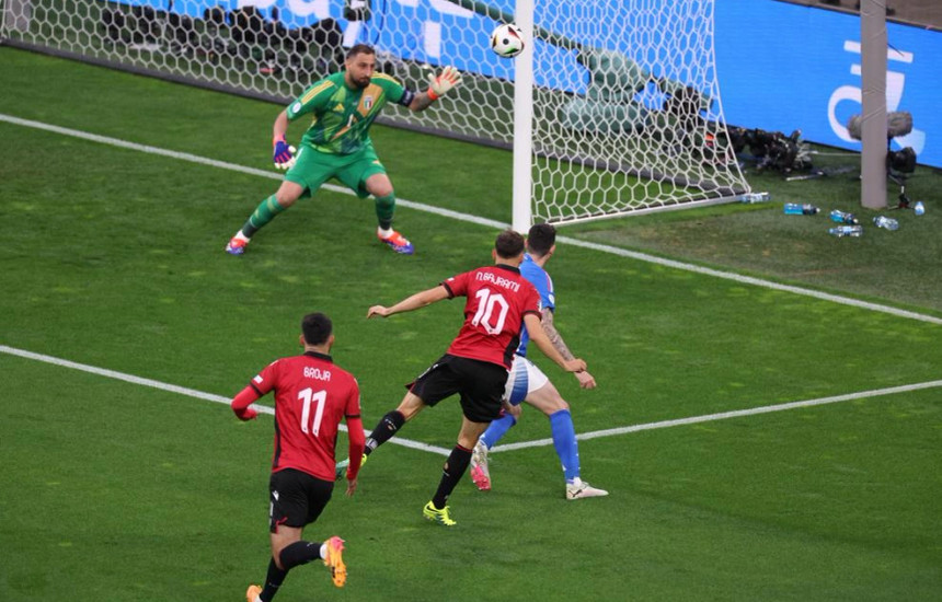 LIVE: Gol për rekord i kuqezinjëve, por Italia udhëheq pas pjesës së parë
