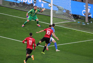 LIVE: Gol për rekord i kuqezinjëve, por Italia udhëheq pas pjesës së parë