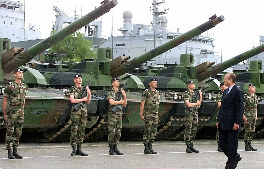 Presidenti francez, Jacques Chirac, më 10 qershor 1999 në portin Toulon viziton trupat dhe 15 tanke luftarake “Leclerc”, që janë gati të nisen drejt Maqedonisë për të hyrë në Kosovë