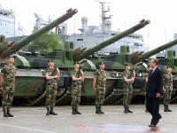 Presidenti francez, Jacques Chirac, më 10 qershor 1999 në portin Toulon viziton trupat dhe 15 tanke luftarake “Leclerc”, që janë gati të nisen drejt Maqedonisë për të hyrë në Kosovë