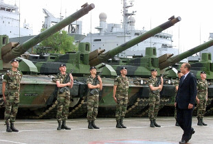 Presidenti francez, Jacques Chirac, më 10 qershor 1999 në portin Toulon viziton trupat dhe 15 tanke luftarake “Leclerc”, që janë gati të nisen drejt Maqedonisë për të hyrë në Kosovë