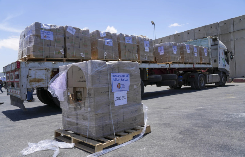 Kamionet me ndihma duke pritur hyrjen ne Gaza