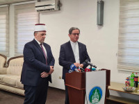 Myftiu Naim Ternava me Don Agim Qerkinin famullitarin e Katedrales ne Prishtine