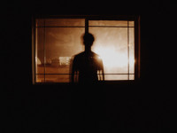 “Për të triumfuar e keqja mjafton që njerëzit e ndershëm të qëndrojnë anash...”