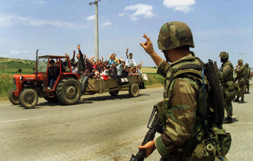 Refugjatët shqiptarë përshëndesin ushtarët amerikanë rrugës në Gjilan, 16 qershor 1999 (Foto: AP)