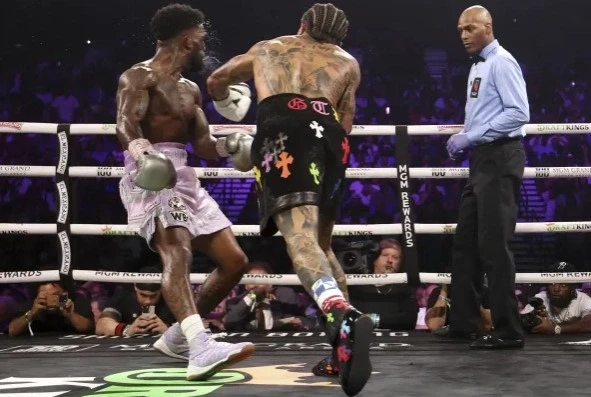 Davis knocks out Martini, defends the world title - KOHA.net