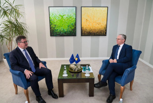 Zëvendëskryeministri Besnik Bislimi dhe emisari special të Bashkimit Evropian, Miroslav Lajçak