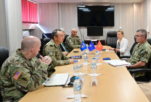 Komandanti i misionit të NATO-s në Kosovë, KFOR, gjeneralmajor Oezkan Ulutash dhe Ndihmës Shefi i Shtabit për Operacione të Komandës së Forcave të Përbashkëta Aleate në Napoli, Brian T. Mutty, në Shtabin e KFOR-it, në kampin “Film City” në Prishtinë