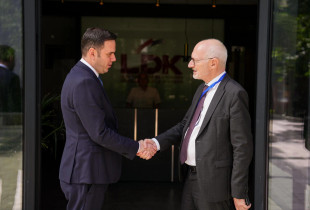 Kryetari i Lidhjes Demokratike të Kosovës, Lumir Abdixhiku dhe ambasadori i Francës në Kosovë, Olivier Guerot