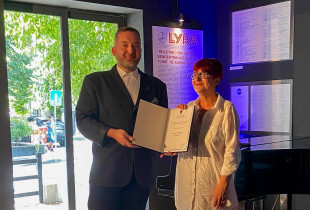 Zëvendësuesi i drejtorit të Filharmonisë së Kosovës, Dardan Selimaj ia ka dorëzuar çmimin “Niketë Dardani” për Lorenc Antonin, mbesës së kompozitorit Violeta Lekaj-Mehmetit