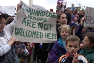 Shqiptarët protestojnë në Ferizaj të mërkurën e 23 qershorit të vitit 1999