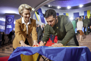 Ursula von der Leyen dhe Volodymyr Zelensky