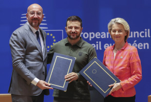 Presidenti i Këshillit Evropian, Charles Michel, ai i Ukrainës, Volodymyr Zelensky, dhe shefja e Komisionit Evropian, Ursula von der Leyen, gjatë ceremonisë së nënshkrimit të marrëveshjes në fushën e sigurisë.