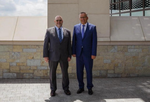 Kandidati për kryeministër nga Partia Demokratike e Kosovës, Bedri Hamza dhe ambasadori i Shteteve të Bashkuara të Amerikës në Kosovë, Jeffrey Hovenier