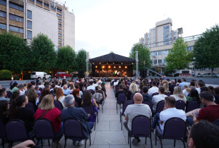 Me “Katër stinët” skena e muzikës klasike është zhvendosur në ambient të hapur – në sheshin “Zahir Pajaziti” (Foto: Komuna e Prishtinës)