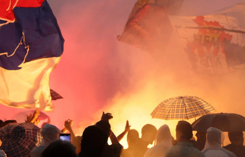 Protestuesit kundër “Mirëdita, dobar dan” në Beograd të enjten më 27 qershor
