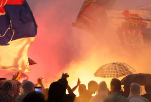 Protestuesit kundër “Mirëdita, dobar dan” në Beograd të enjten më 27 qershor