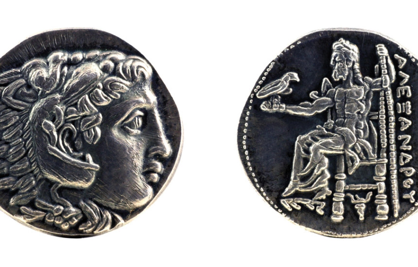 Një çerekdhrami argjendi paraqet Aleksandrin (majtas) në pjesën e përparme dhe perëndinë greke Zeus (djathtas) me emrin e Aleksandrit në anën e pasme
