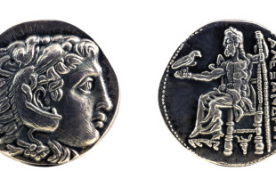 Një çerekdhrami argjendi paraqet Aleksandrin (majtas) në pjesën e përparme dhe perëndinë greke Zeus (djathtas) me emrin e Aleksandrit në anën e pasme