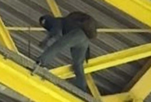 Personi që lëvizte i maskuar në çatinë e stadiumit në Dortmund