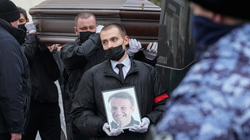 Navalny prehet në varrezat e Moskës