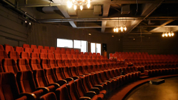 Das Theater „repariert“ die improvisierten Räume im Palast der Jugend