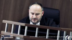 Richter Sejrani befasste sich mit zwei Fällen von Pulaj, obwohl er mit ihm in Kontakt stand