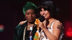 Singer-songwriter Raye makes history by winning six Brit Awards