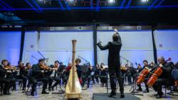 Orkestra Harkore e Filharmonisë me virtuozen në harpë zbërthejnë vepra romantike e deri te ritmet e folklorit