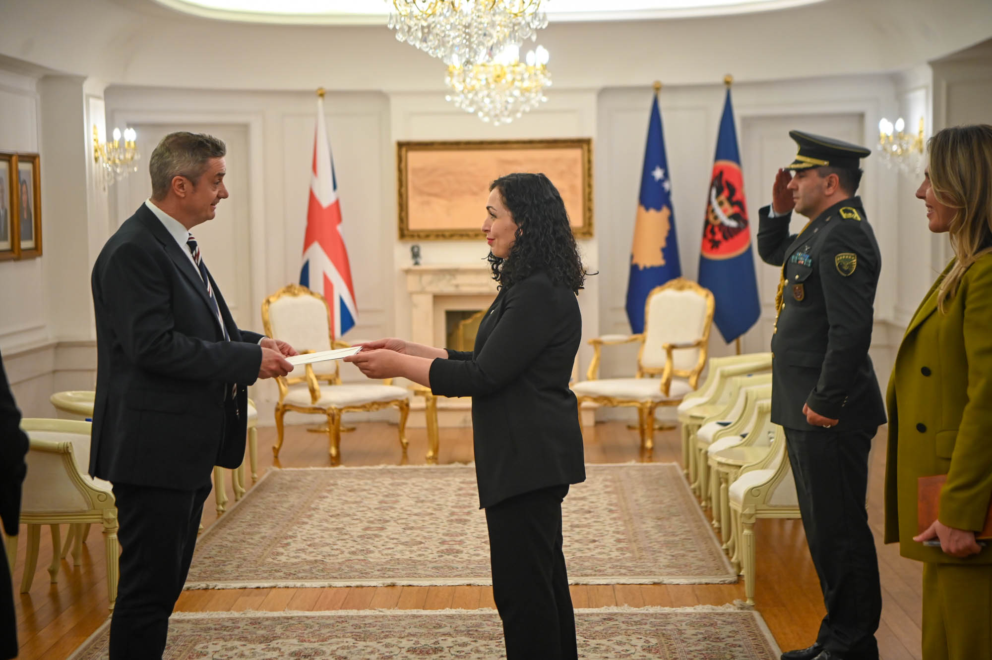 Osmani pranon letrat kredenciale nga ambasadori britanik, diskutojnë edhe për dialogun