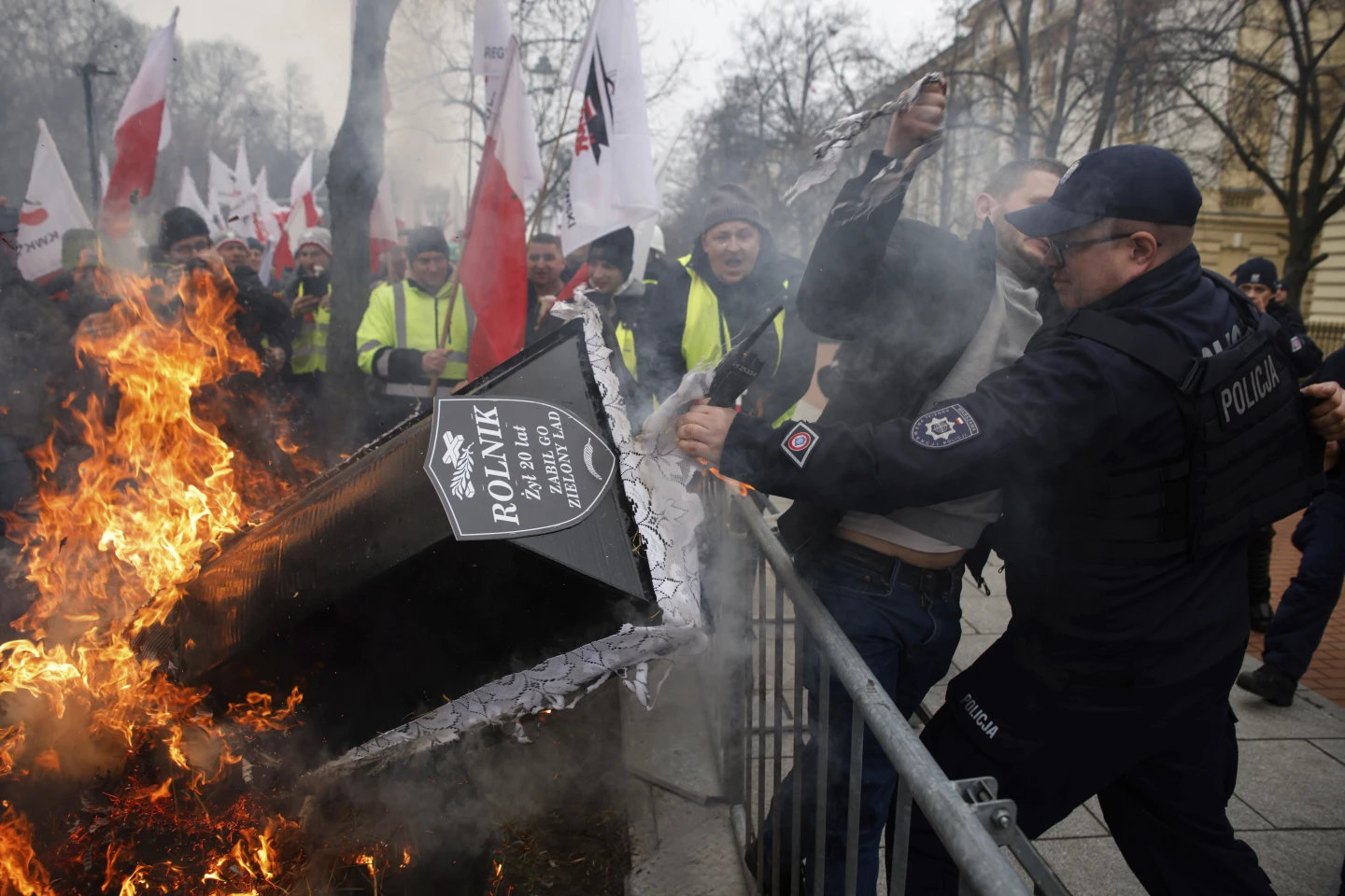 Vazhdojnë protestat masive të fermerëve polakë kundër importeve ukrainase e politikave të BE-së