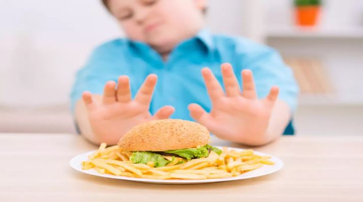 Pesë mënyra për t’i mbajtur fëmijët larg ushqimit të shpejtë