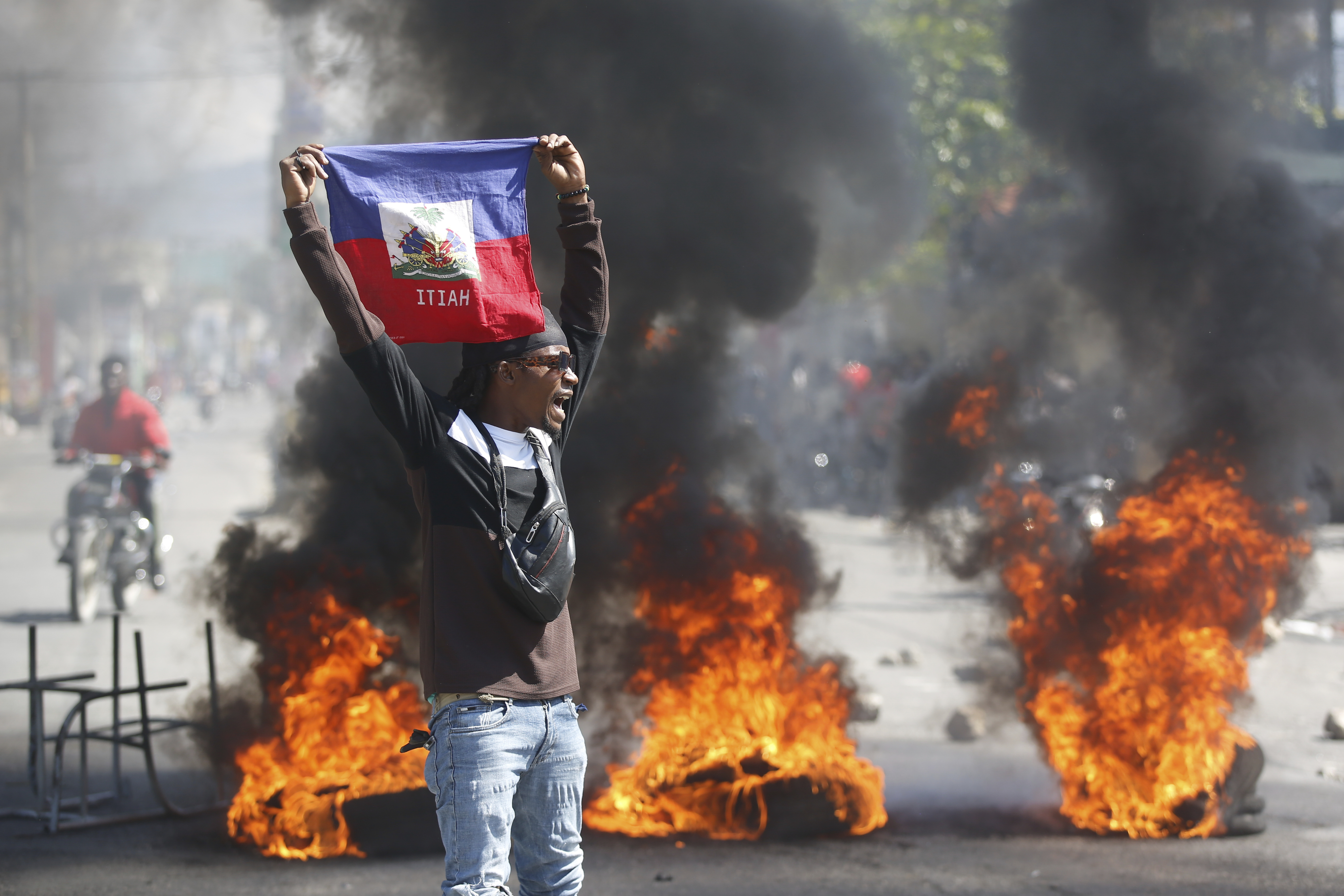 Bandat në Haiti fillojnë të djegin stacionet policore