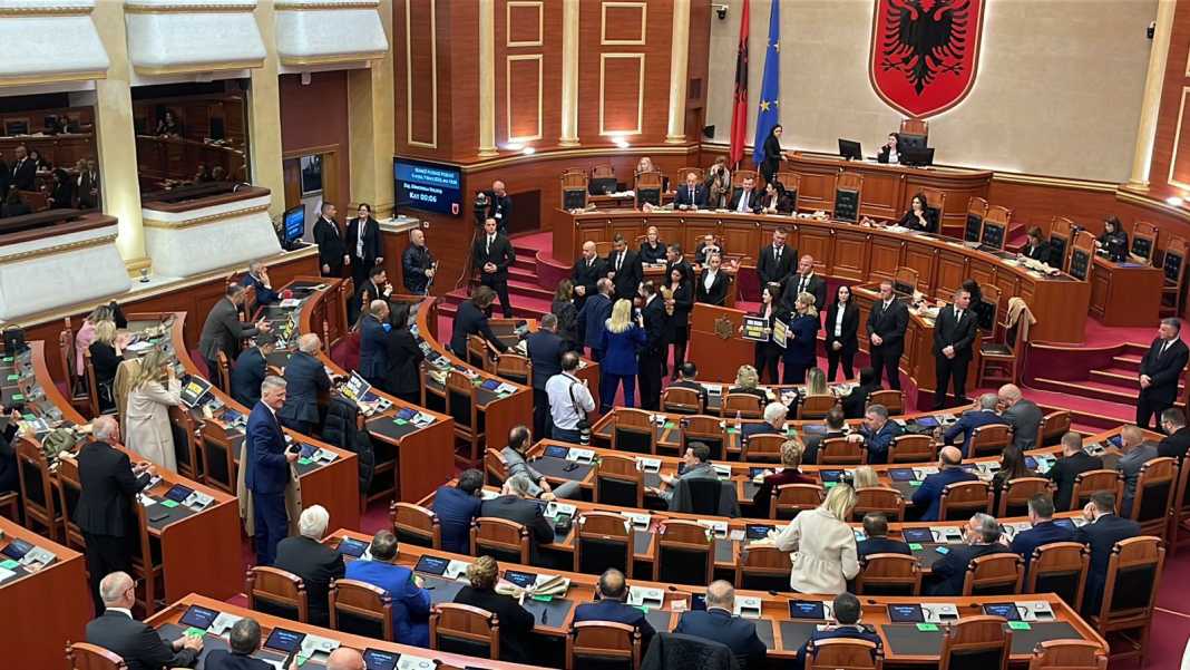 Vazhdojnë tensionet në Kuvendin e Shqipërisë, opozita bllokon foltoren