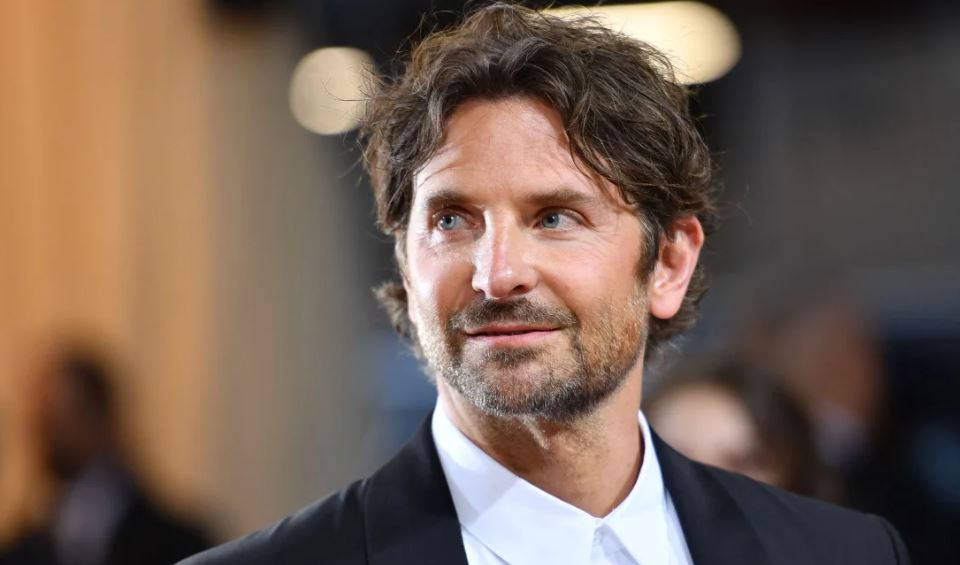 Bradley Cooper “zgjedh” gruan që do ta shoqërojë në “Oscar”