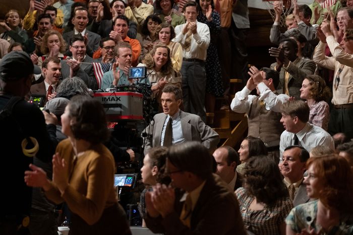 Skenë nga filmi “Oppenheimer”, favorit për “Oscar”