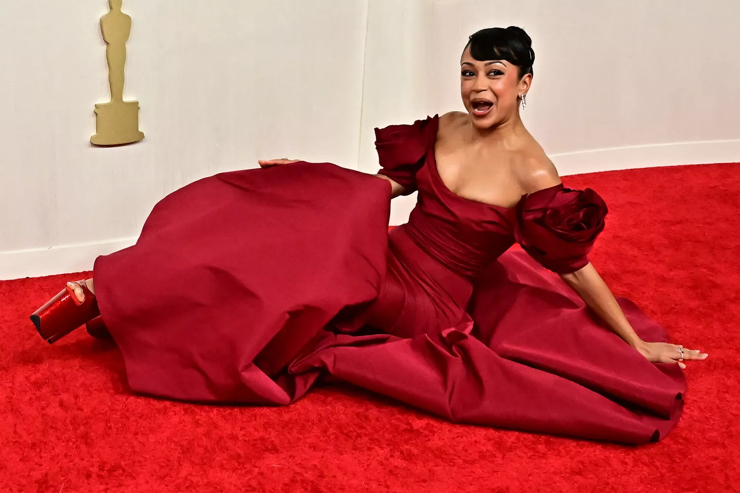 Aktorja Liza Koshy rrëzohet në tepihun e kuq të “Oscarit”