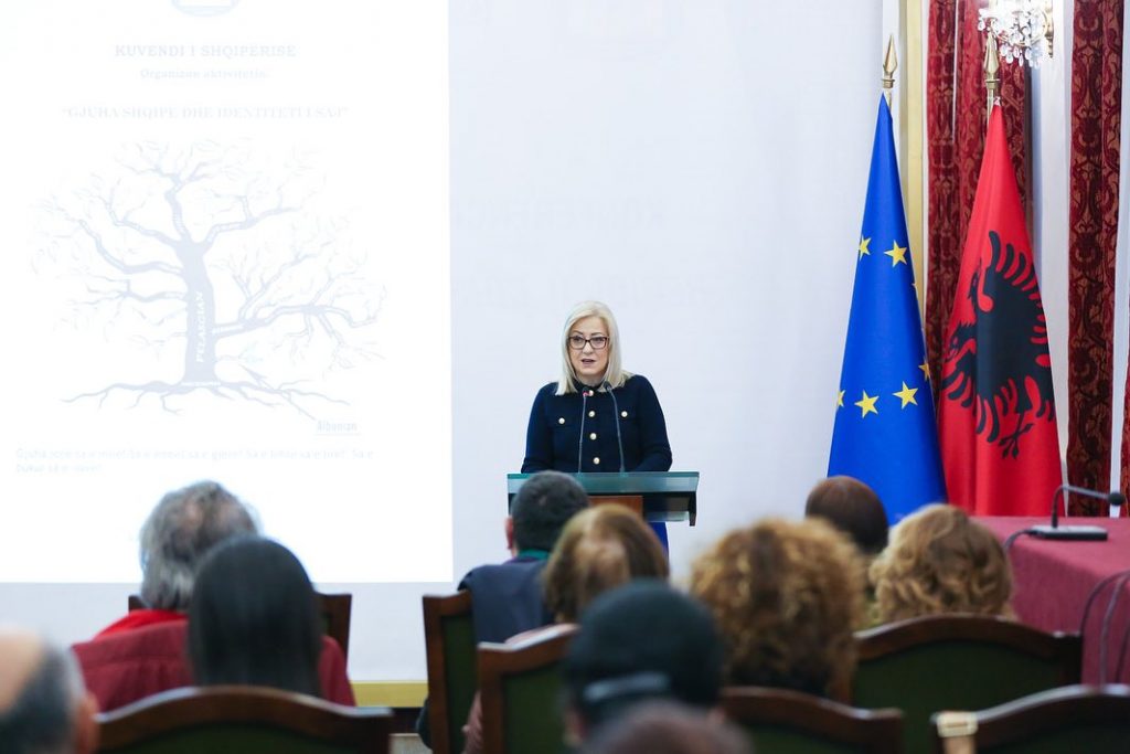 “Gjuha...” në Kuvendin e Shqipërisë kthen idenë për mbrojtjen e shqipes me ligj