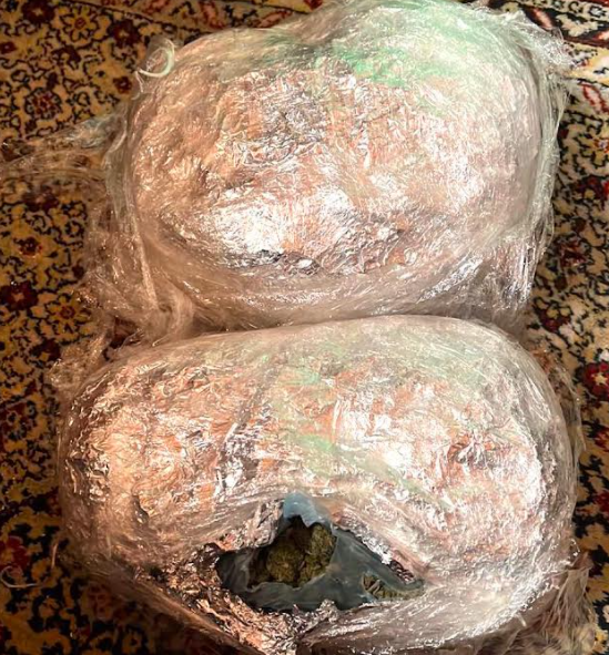 I gjenden në shtëpi mbi një kilogram substancë e dyshuar narkotike, arrestohet i dyshuari nga Gjilani