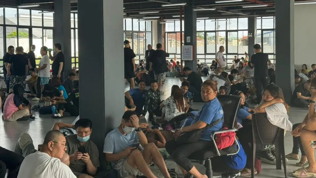 Qindra persona shpëtohen nga një qendër mashtrimi në Filipine