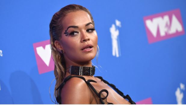 Rita Ora publikon fotografi nga pushimet