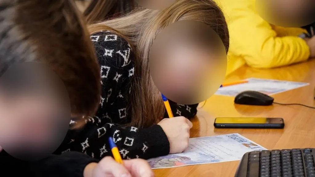 Klasat sekrete në Ukrainë në përpjekje të mbrojtjes së mendjes së fëmijëve nga propaganda ruse